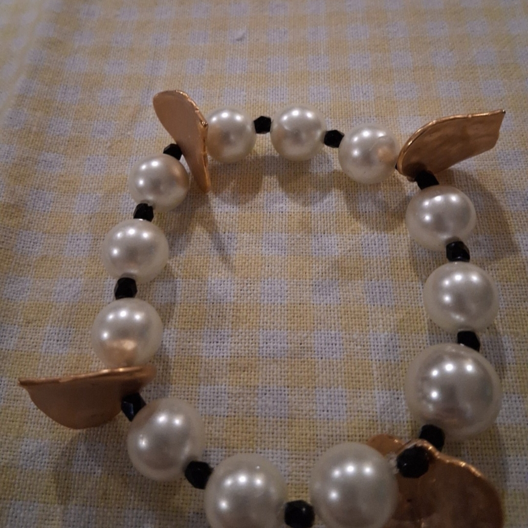 Kenneth Jay Lane Pearl And Gold Leaf Bracelet 25$